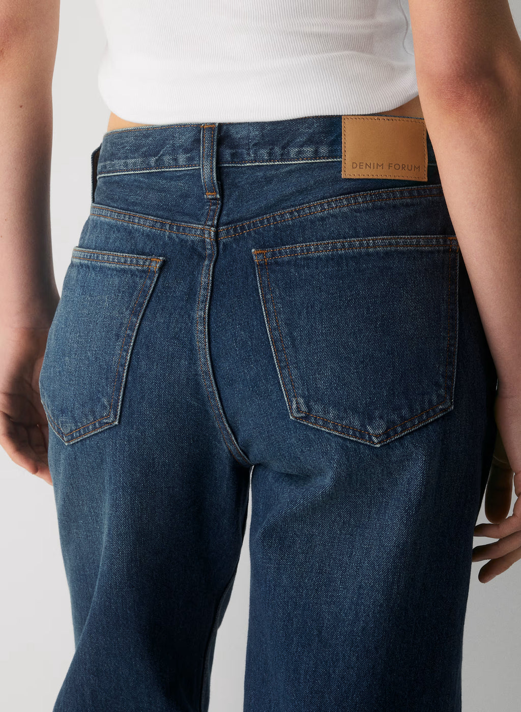 Low-Rise Baggy Jeans - Medium Indigo