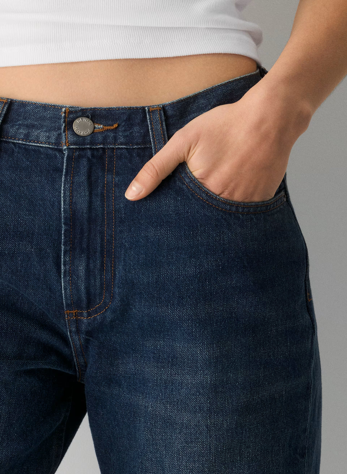 Low-Rise Baggy Jeans - Medium Indigo
