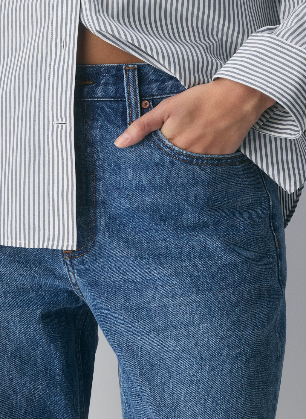 Low-Rise Baggy Jeans - Medium Indigo