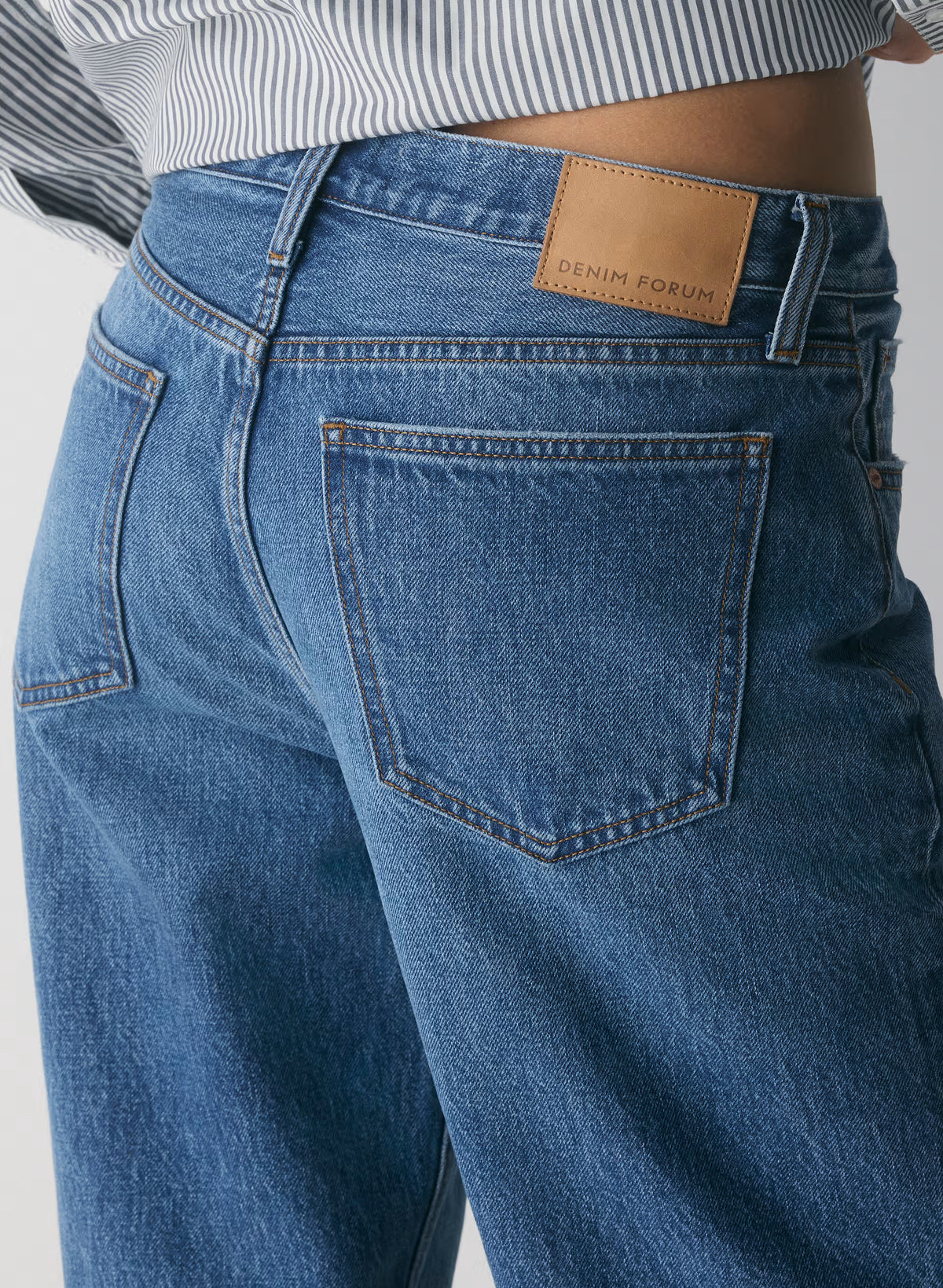 Low-Rise Baggy Jeans - Medium Indigo
