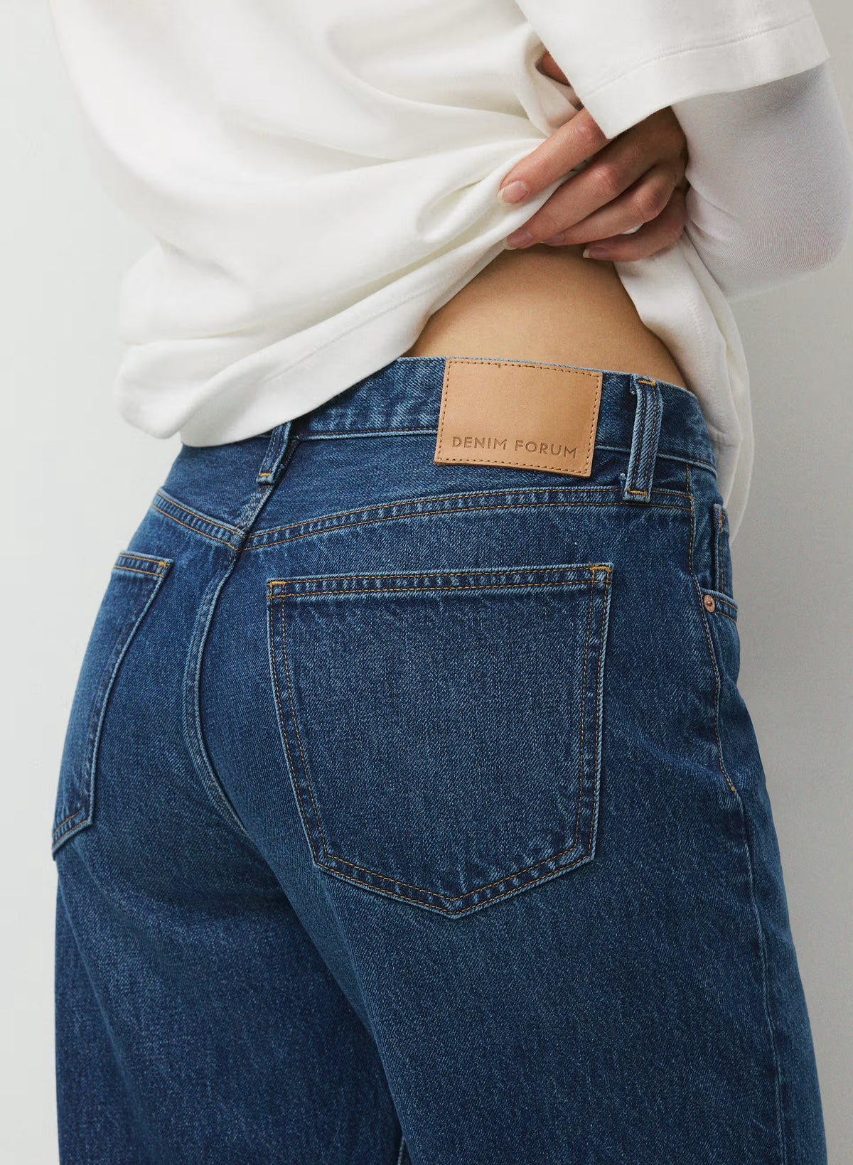 Low-Rise Baggy Jeans - Medium Indigo