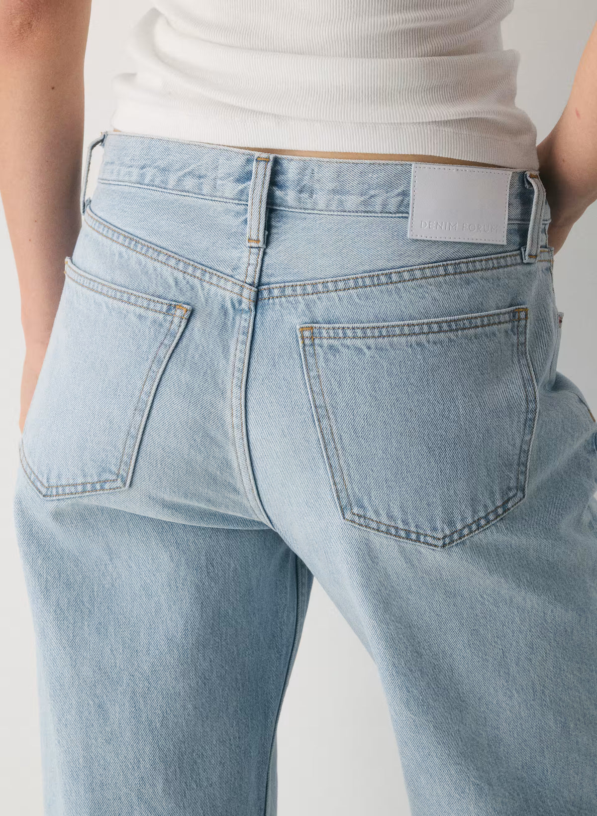 Low-Rise Baggy Jeans - Medium Indigo