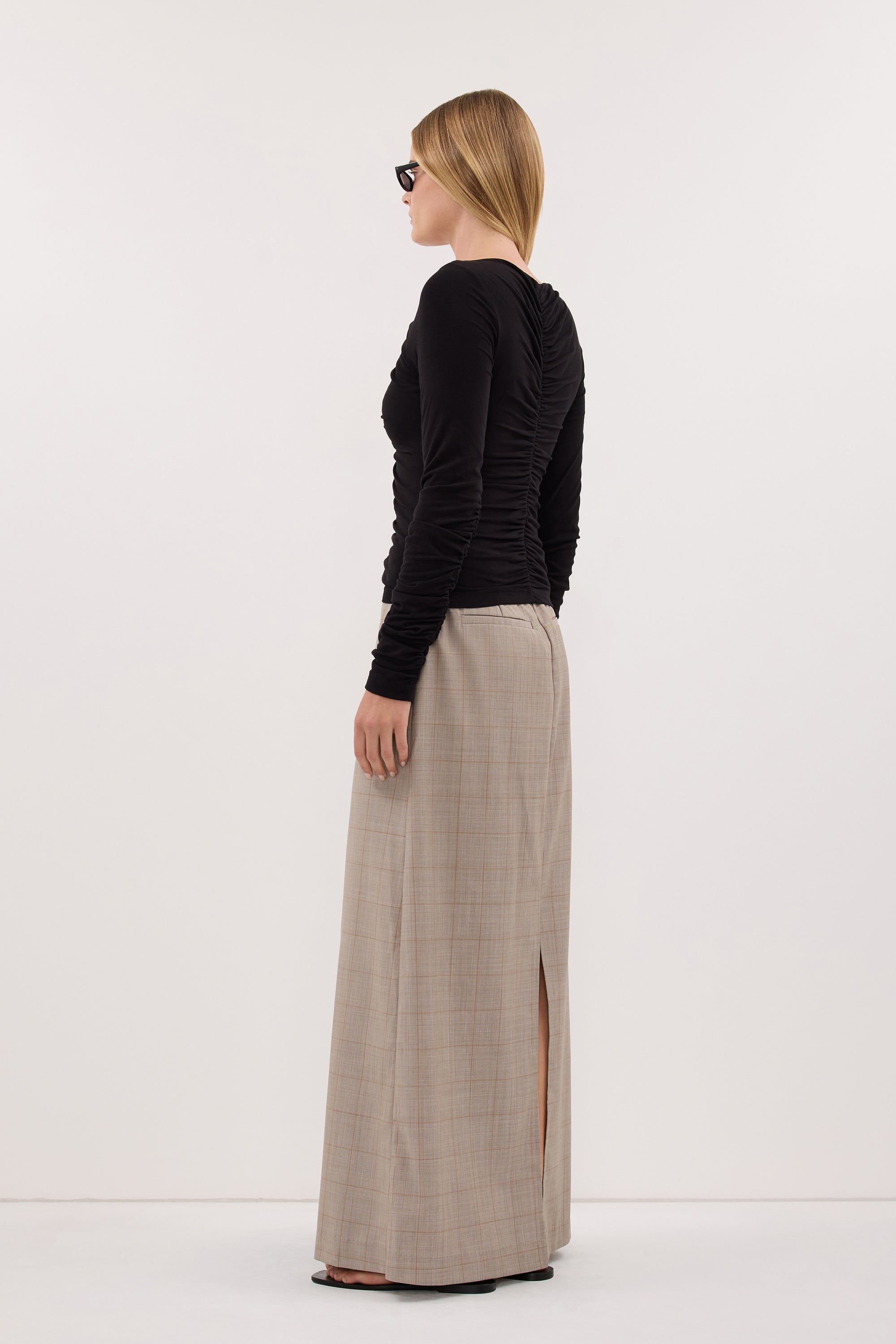 LORNE BLACK V NECK GATHERED TOP