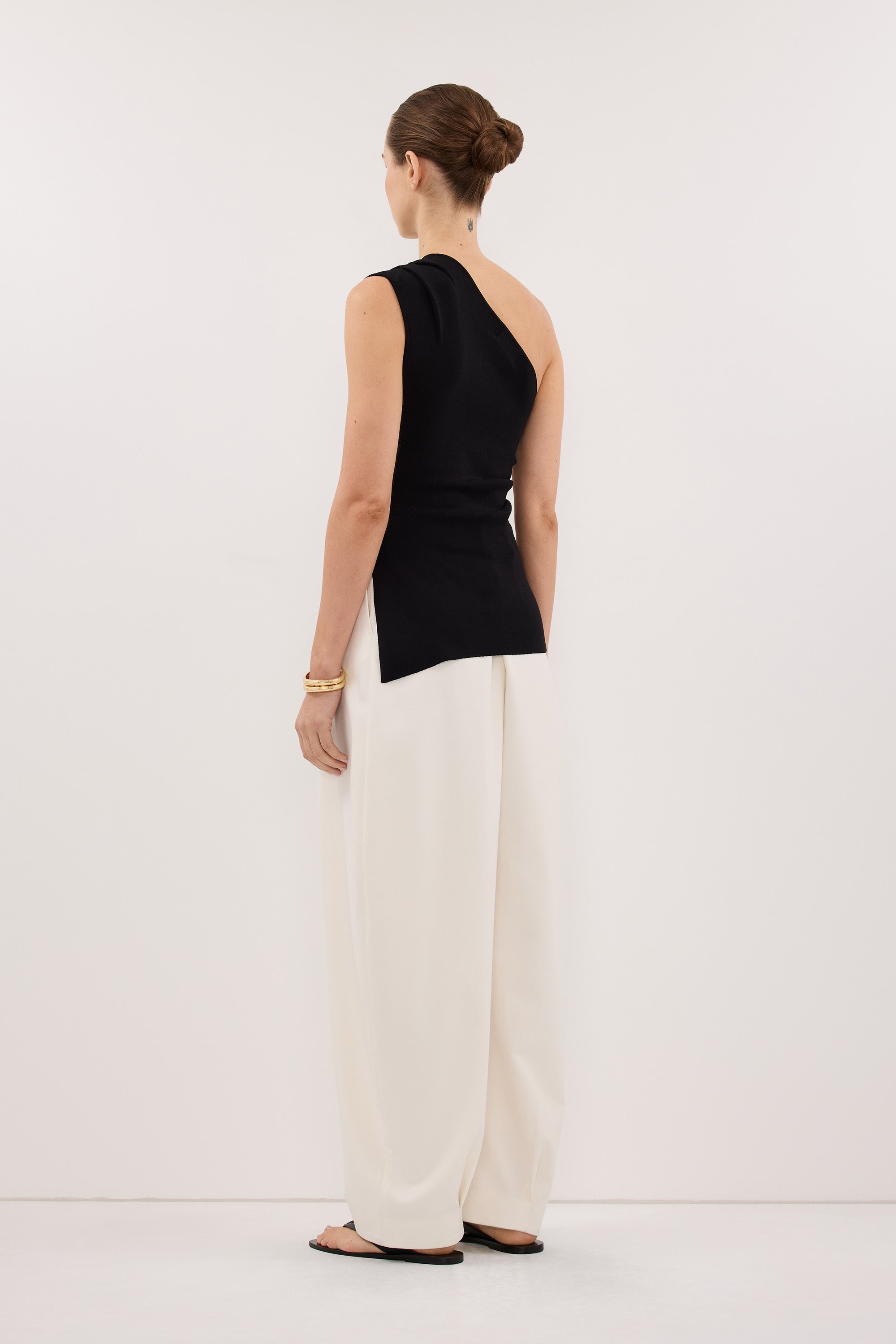 BRYNN BLACK ONE SHOULDER KNIT TOP