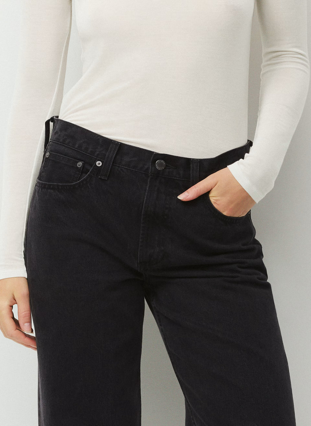 Low-Rise Baggy Jeans - Medium Indigo